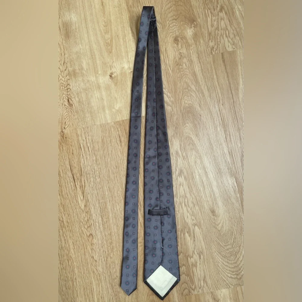 Higbee’s gray silk tie small red design 100% silk made in Italy